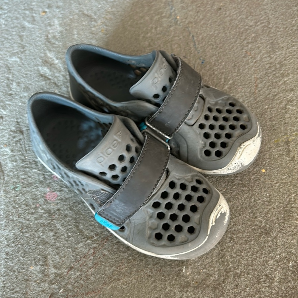 ⭐️🎉Plae toddler water shoes size 9